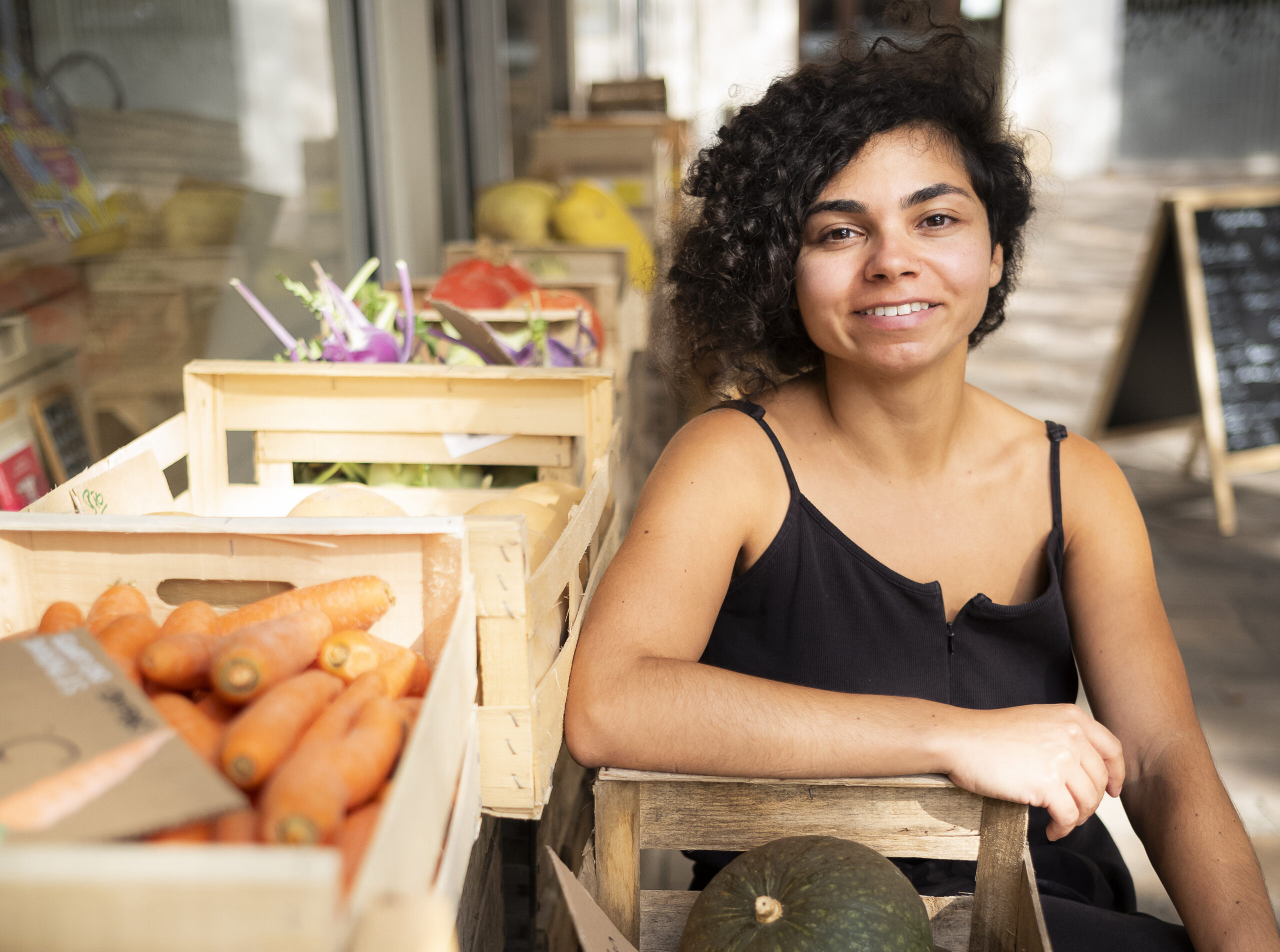 Amanda YAHIA fondatrice de  l?epicerie bio La Fourchette Paysanne place de la Victoire a Tours mardi 3 octobre 2023.